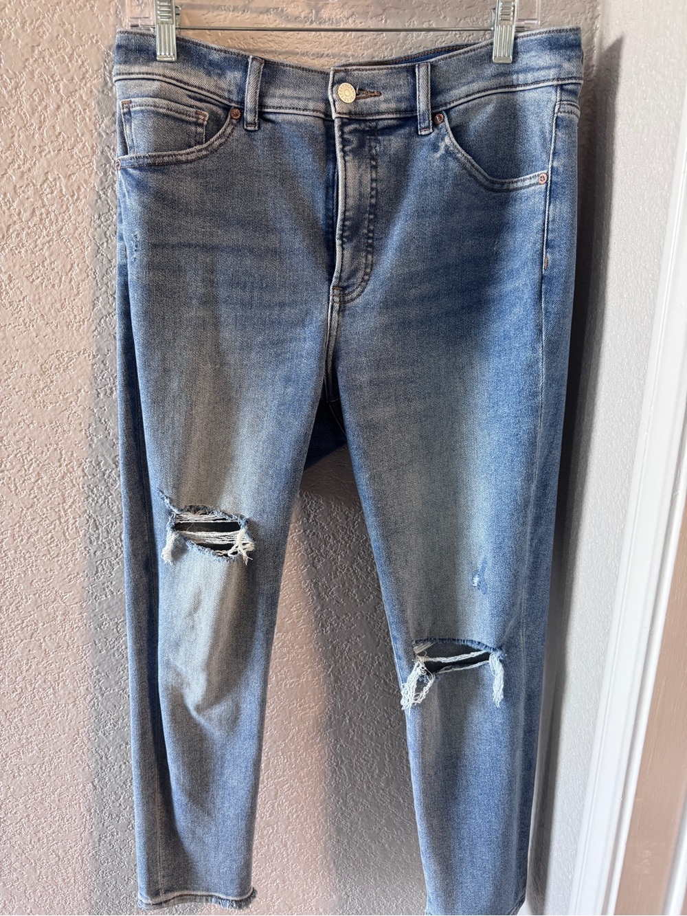 Express Women’s Skinny Jeans in Faded Blue with Distressed Knees